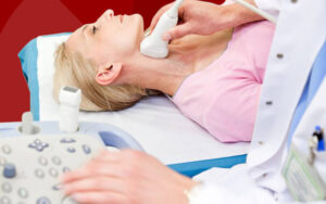 Mulher realizando um ultrassom vascular