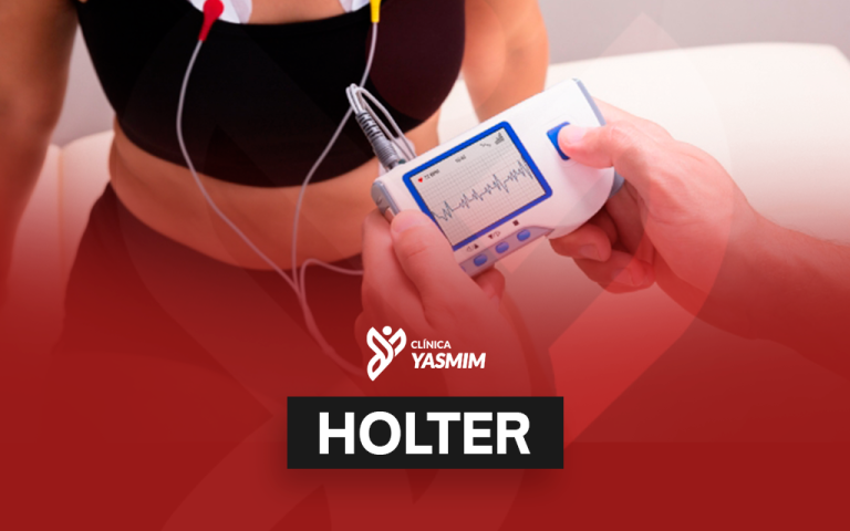 o exame mostra o busto de uma mulher utilizando um top preto sendo monitorada por um holter