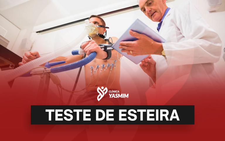 a imagem mostra um homem com máscara e sensores espalhados pelo tronco, andando em uma esteira enquanto é avaliado pelo médio, o título é Teste de Esteira