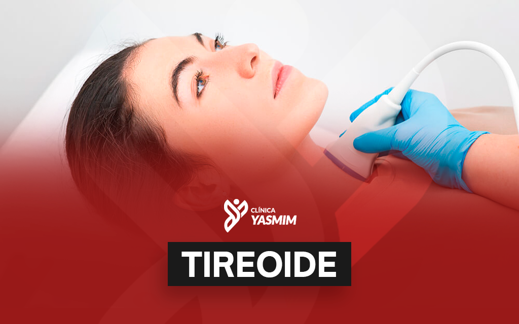 a foto mostra uma mulher deitada fazeando um ultrassom da tireoide com auxilio médico