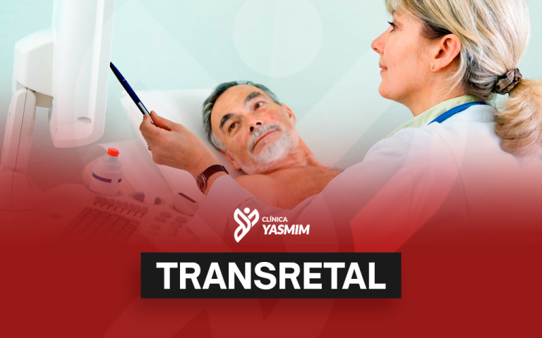 a imagem mostra um homem deitado ouvindo a explicação de um médico sobre o ultrassom transretal