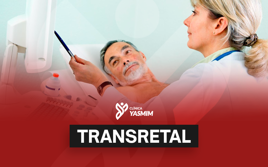 a imagem mostra um homem deitado ouvindo a explicação de um médico sobre o ultrassom transretal