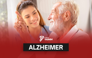 a imagem mostra uma jovem médica avaliando a capacidade cognitiva d eum snehor com Alzheimer