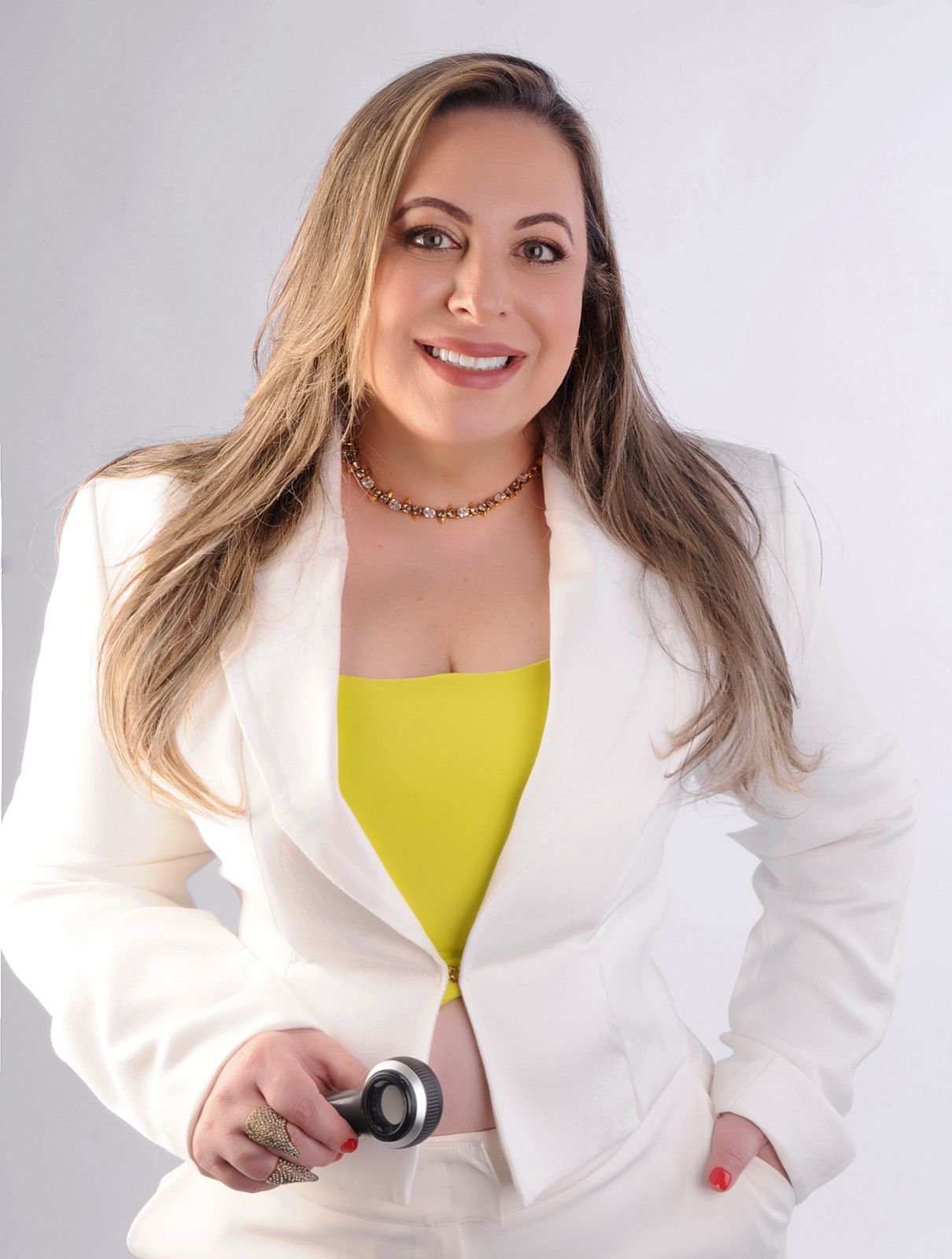 Dra. Monica Miguel, dermatologista na Clínica Yasmim, em Anápolis. Atendimento especializado em saúde da pele, estética e tratamentos dermatológicos. Agende sua consulta.